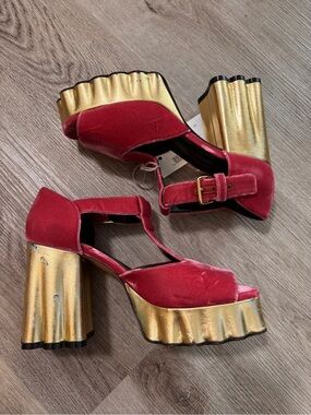 Marni Made in Italy Pink Crushed Velvet Platform Heels Gold Scallop 37 NWT
